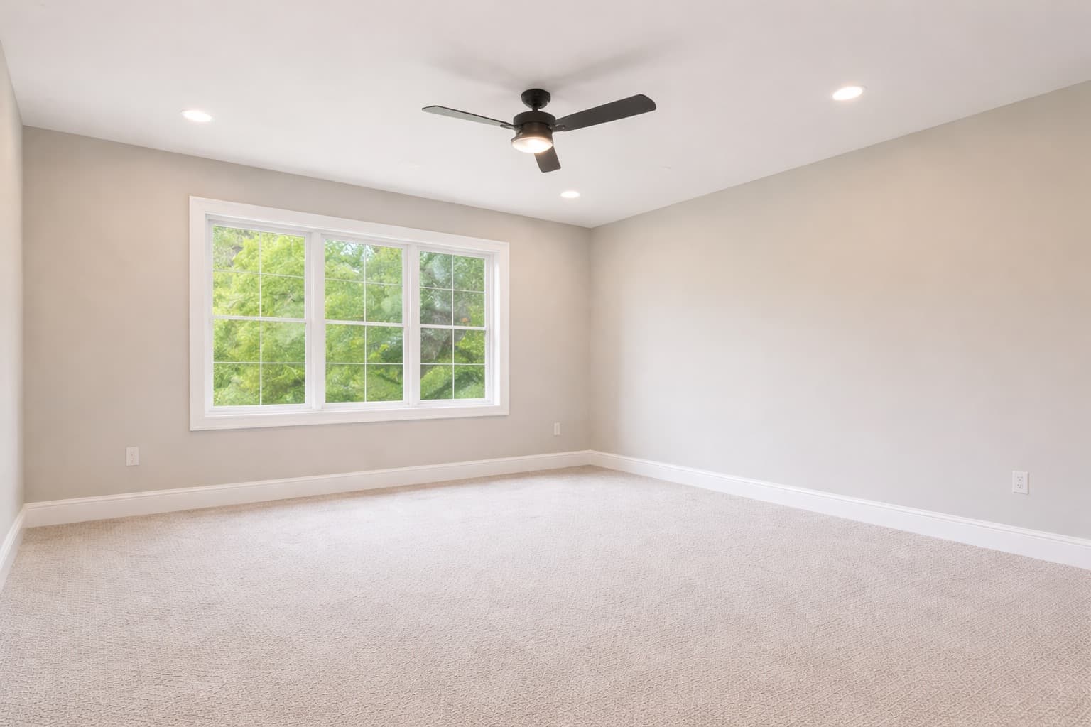 Vacant living room before AI staging